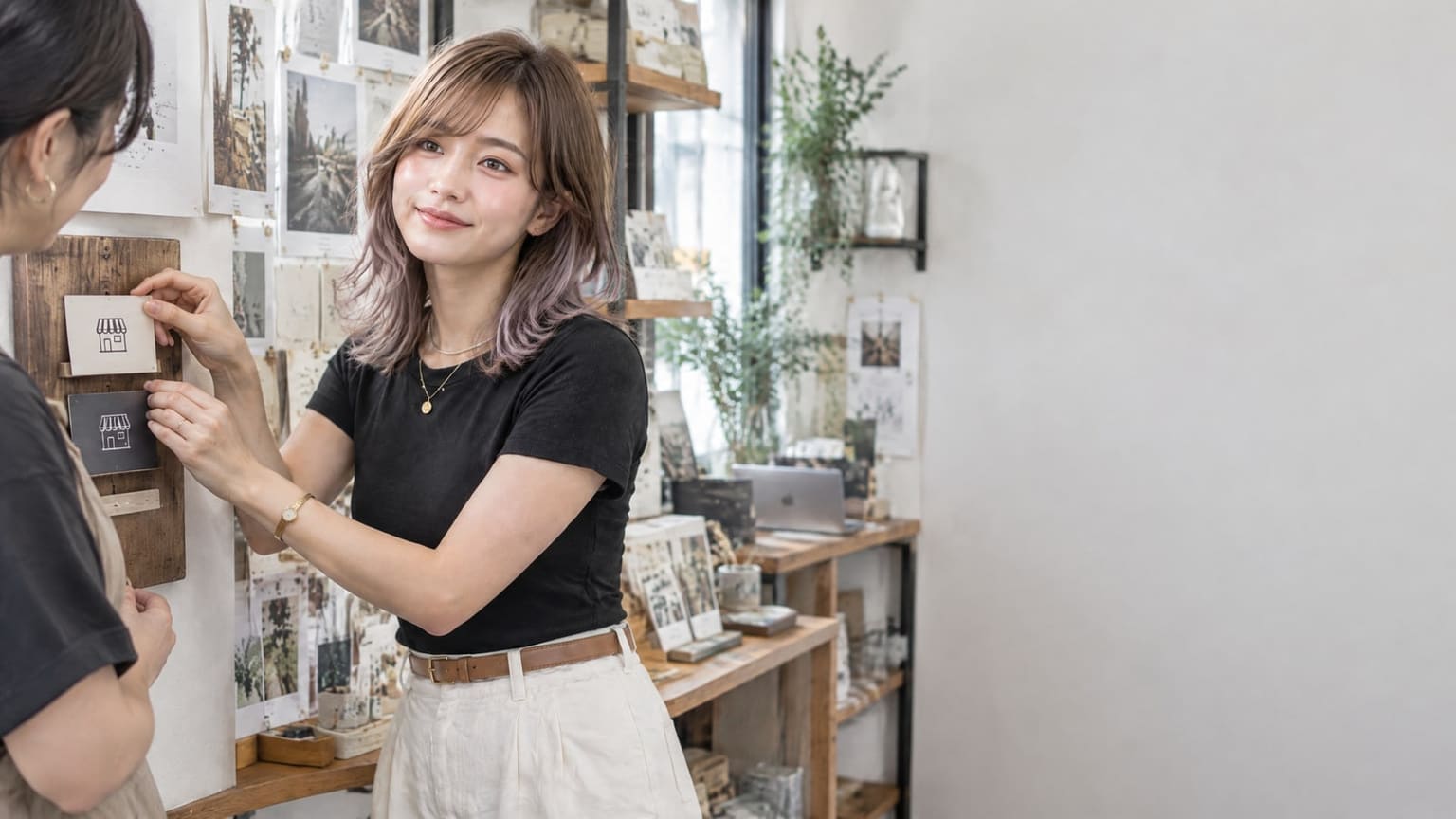 店内で見本を手に説明する人