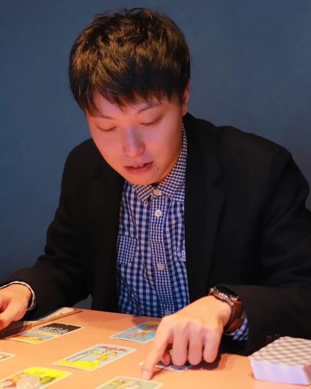 卓上に並べたタロットカードに手を伸ばし、視線を落としている直凛