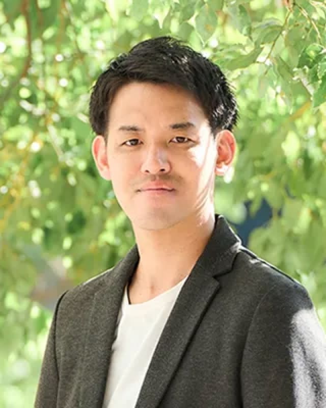 木漏れ日を背にしてこちらを見ている松田祥平